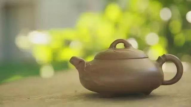 無由持一碗，寄與愛茶人